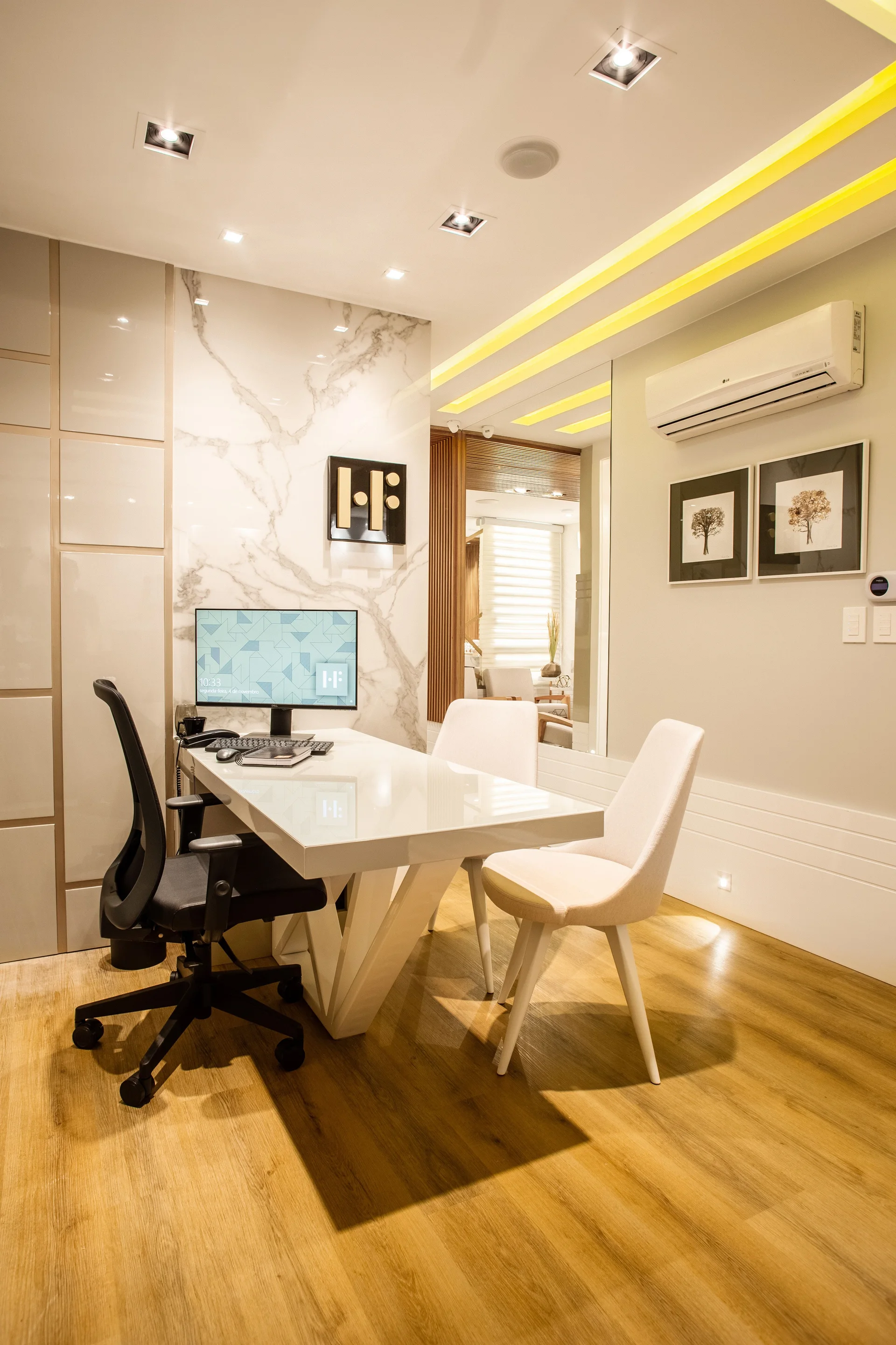 Consultório com mobiliário claro, iluminação natural e ambiente acolhedor