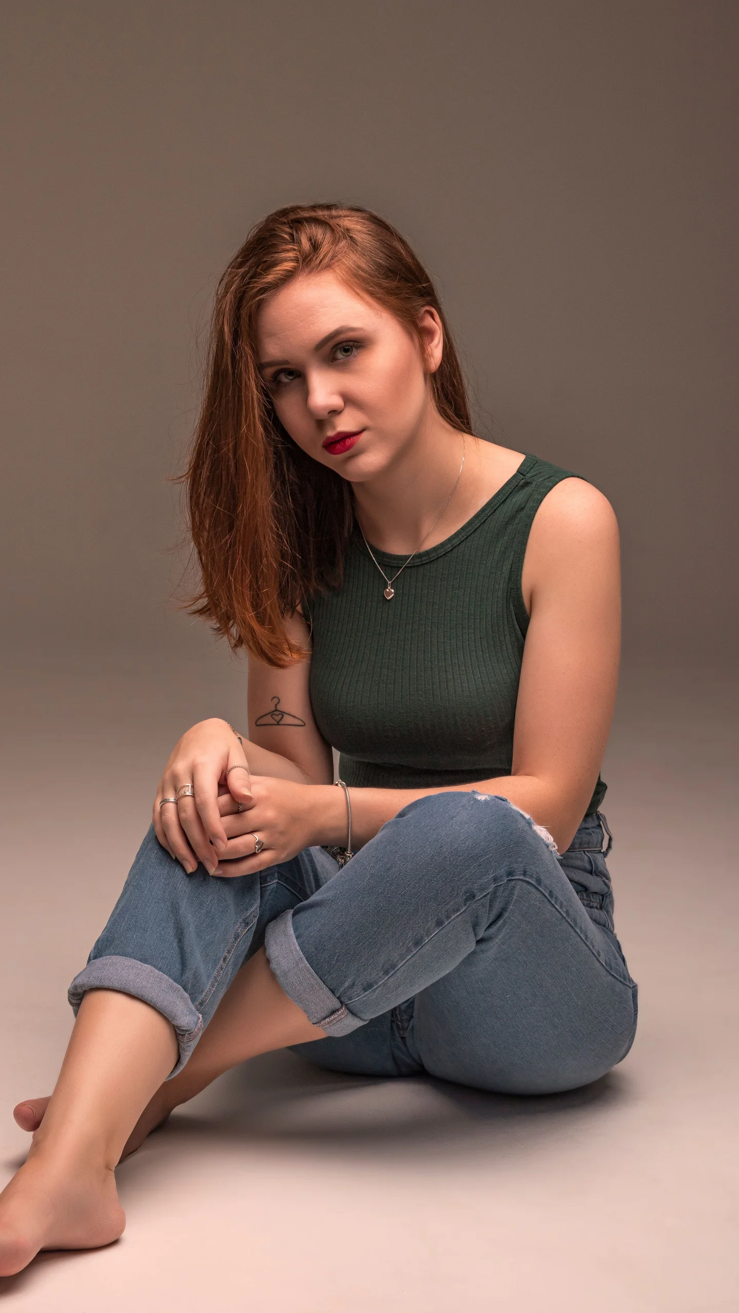 Mariana Duarte, nutricionista clínica e comportamental, sentada em um retrato de estúdio